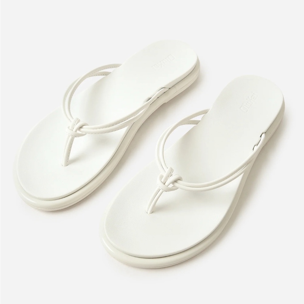 OluKai White ‘Aka Size 8 Knotted Sandal Flat Slip on Women, NWOT Luxury